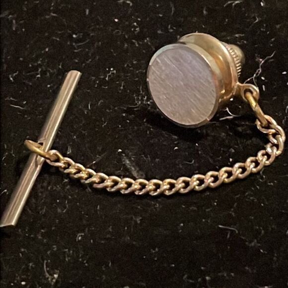 Vintage-1950s-Swank gold tone diamond etched tie tack/tie pin with safety chain - Picture 3 of 10